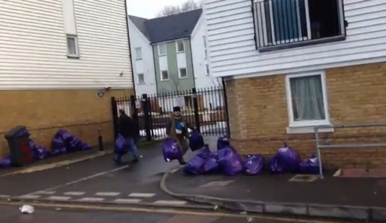 Ces deux voisins se sont lancés dans une guerre aux sacs poubelles