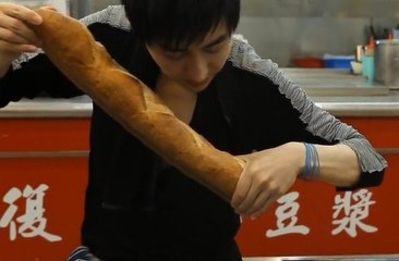 Ce magicien chinois fait apparaître une énorme baguette