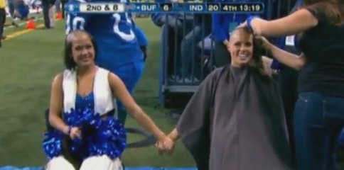 Deux pom-pom girls se rasent la tête pour soutenir leur entraîneur