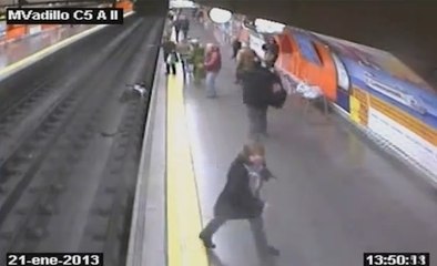 Cette femme s'évanouit et tombe sur les rails juste avant que le métro n'arrive