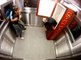 Caméra cachée : Ils sont piégés dans un ascenseur avec un zombie dans un cercueil