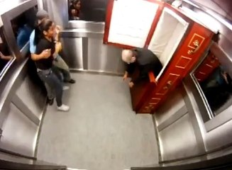 Caméra cachée : Ils sont piégés dans un ascenseur avec un zombie dans un cercueil