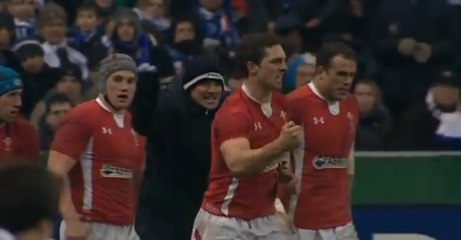 Le père d'un rugbyman gallois descend sur le terrain du Stade de France pour aller féliciter son fils