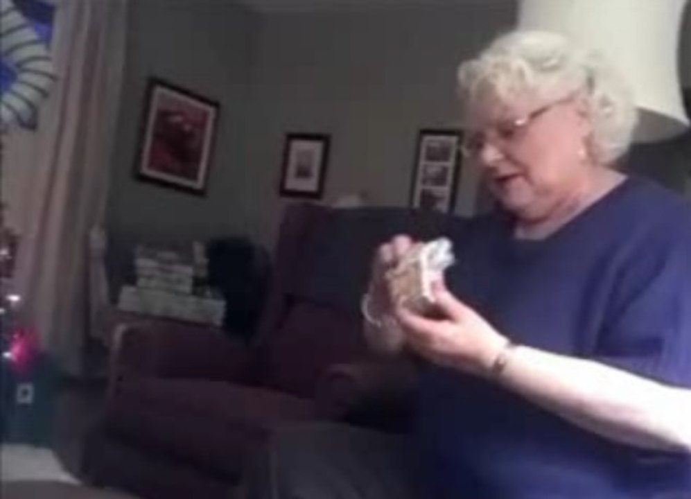 Découvrez la réaction de cette grand-mère à l'ouverture de son cadeau de Noël