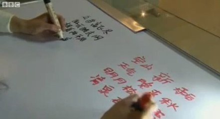 Elle écrit simultanément des deux mains en deux langues différentes