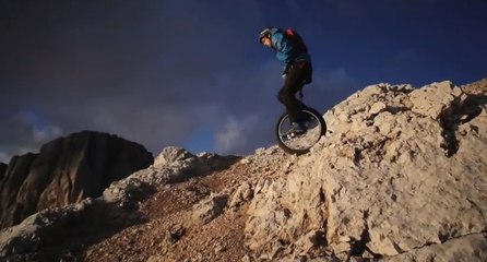Ces casse-cous se sont amusés à faire du monocycle dans la montagne !