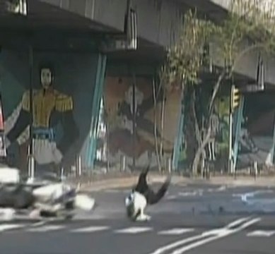 Regardez ce policier mexicain être éjecté de sa moto à cause d'un ralentisseur