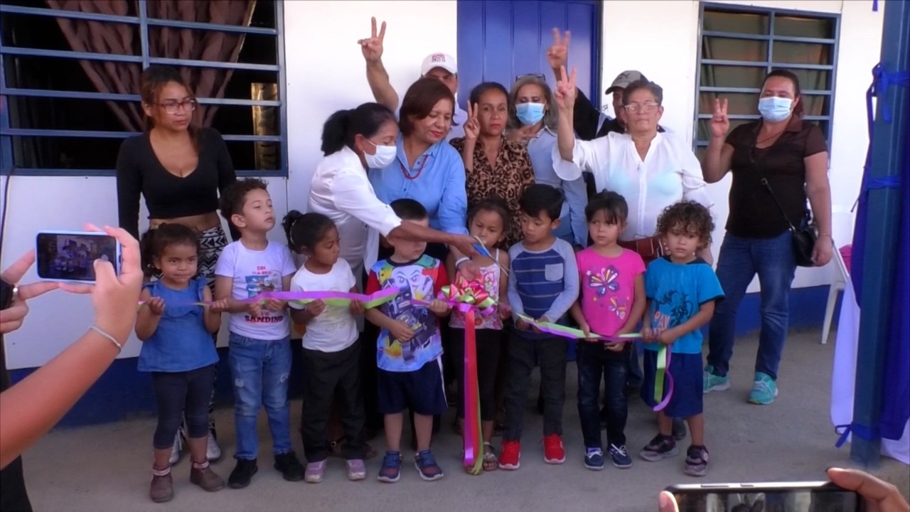 Tres familias estelianas reciben sus viviendas dignas