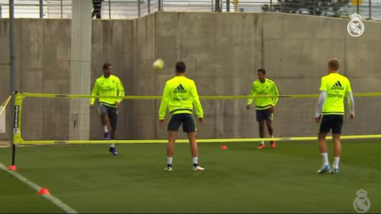 Cristiano Ronaldo réalise des gestes de génie lors d'un tennis ballon