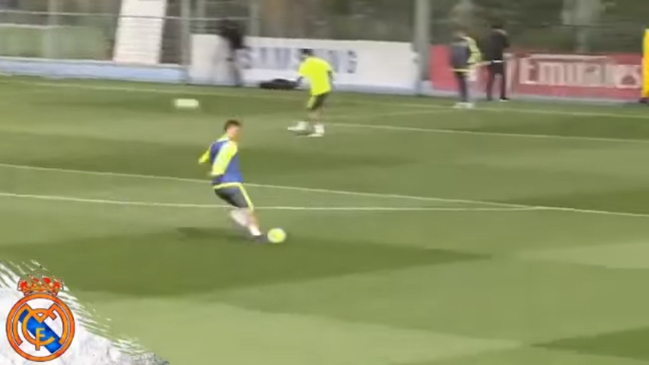 Cristiano Ronaldo n'arrive pas à marquer dans un but vide lors de l'entraînement du Real Madrid