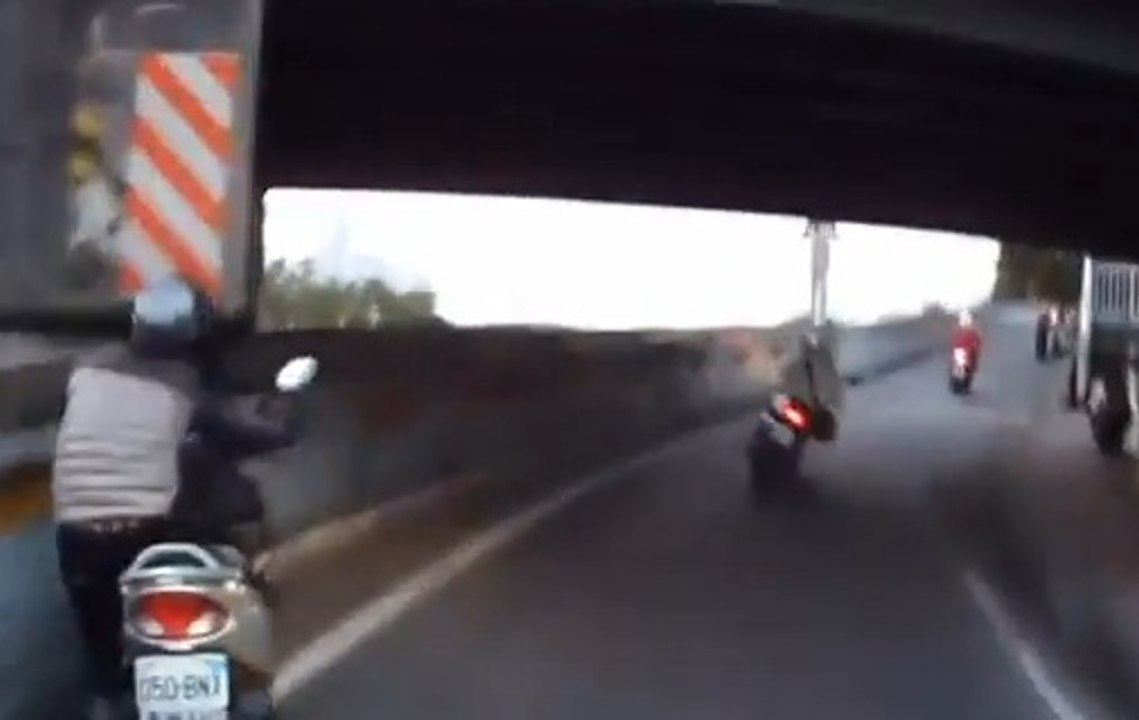 Il manque de se faire arracher la tête sur son scooter
