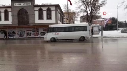 Afyonlular karlı bir güne uyandı, kent yeniden beyaza büründü