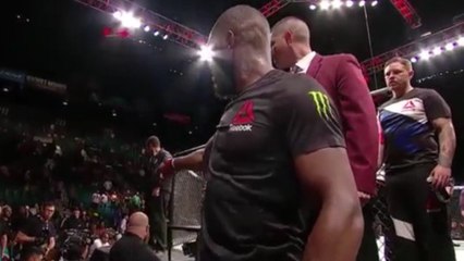 Jon Jones : sa réaction hallucinante en croisant Daniel Cormier après son combat