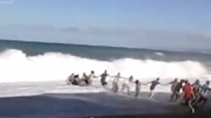 Cet enfant est sauvé de la noyade grâce à une chaîne humaine