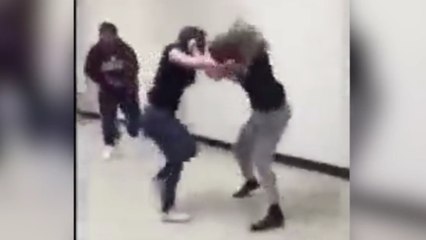 Un agent de sécurité interrompt une bagarre de lycéennes d'une façon inattendue