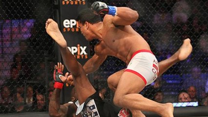 Marcus "Lelo" Aurelio, expert en Capoeira, régale lors d'un combat de MMA