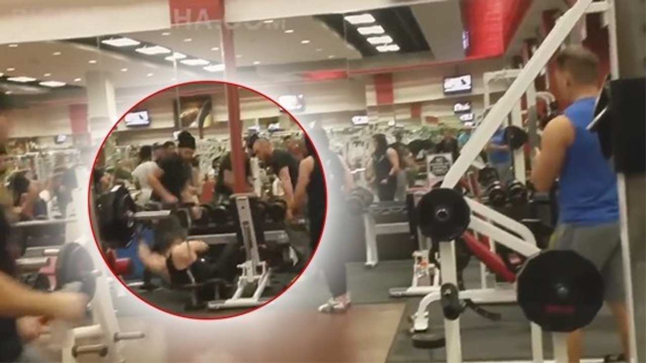 Des hommes se battent à la salle pour ... un banc de musculation !