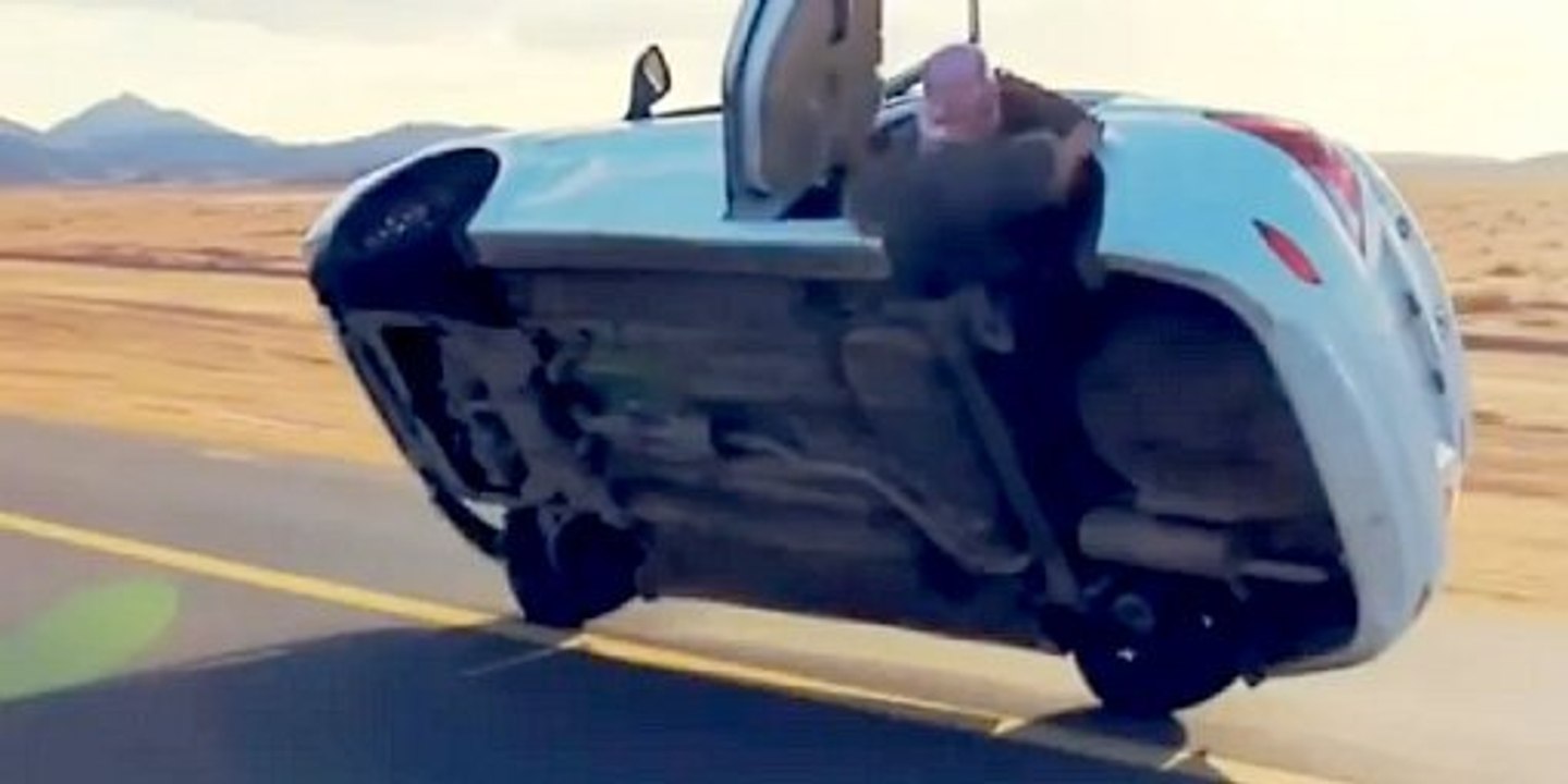 Il change la roue d'une voiture... qui n'avance que sur deux roues !