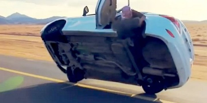 Il change la roue d'une voiture... qui n'avance que sur deux roues !