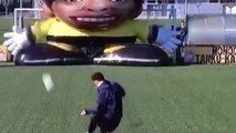 Lionel Messi tente de marquer face à un gardien géant