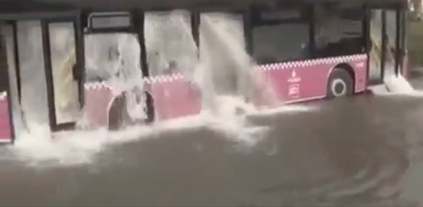 Un bus s'encastre dans une bouche d'incendie et se transforme en fontaine