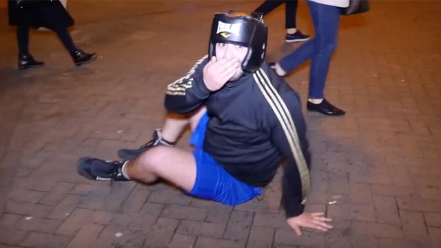 Un boxeur amateur défie des gens alcoolisés de le frapper en pleine tête