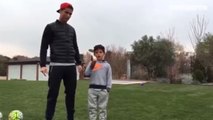 Cristiano Ronaldo se prend une panenka par son fils et sa réaction est mythique