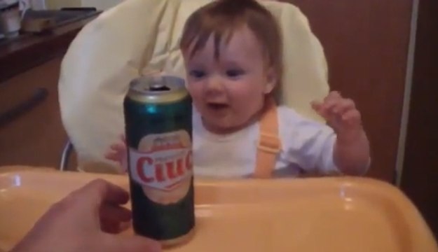 Ce bébé devient fou dès qu'il voit une canette de bière