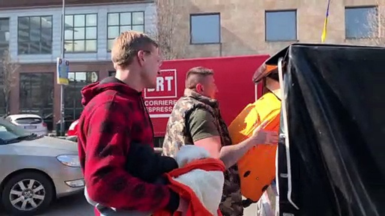 Viajamos desde Milan hasta la frontera rumano-ucraniana con un voluntario para alistarse al Ejército