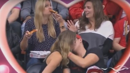Une supportrice se goinfre comme jamais lors d'une Kiss Cam en NBA