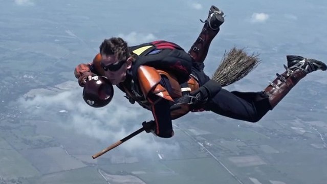 Harry Potter : des parachutistes australiens jouent au quidditch dans les airs !