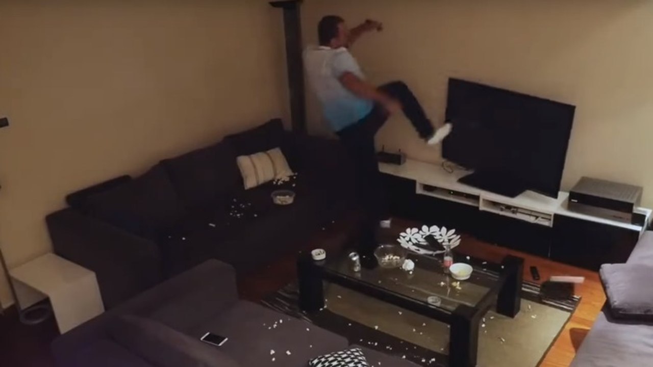 Un supporter de la Turquie devient fou quand sa femme éteint la télé en plein match