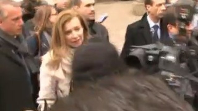 Valérie Trierweiler : regardez-la s'énerver contre un journaliste dans le Petit Journal