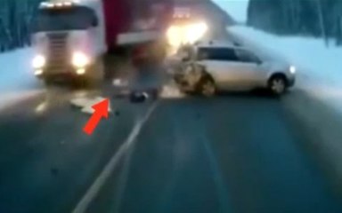 Ejecté d'une voiture, ce bébé frôle la mort à deux reprises