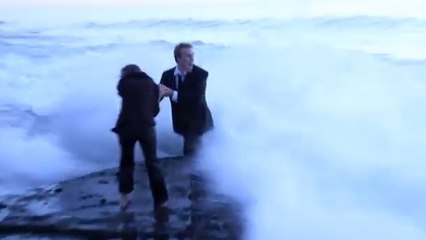 Une énorme vague sabote sa demande en mariage originale