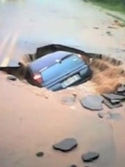 Regardez cette voiture se faire avaler par un cratère au beau milieu d'une route