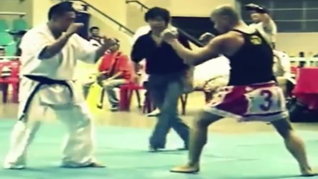 Un maître du karaté affronte un spécialiste de muay-thaï