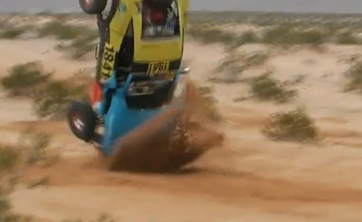 Ce véhicule fait un incroyable tonneau... et continue sa course