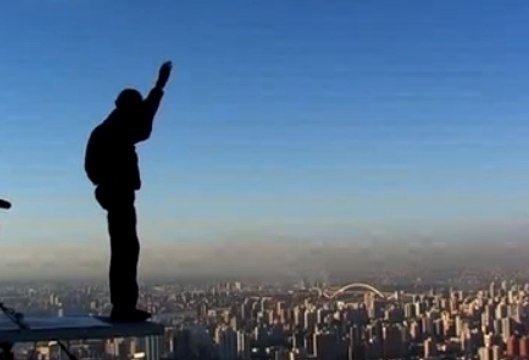 Il réalise un saut acrobatique impressionnant en chute libre