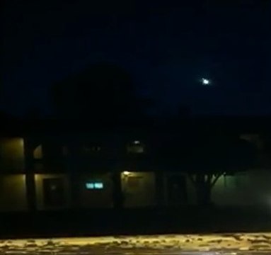 Regardez cet Ovni ressemblant à une boule de feu fendre la nuit en Floride