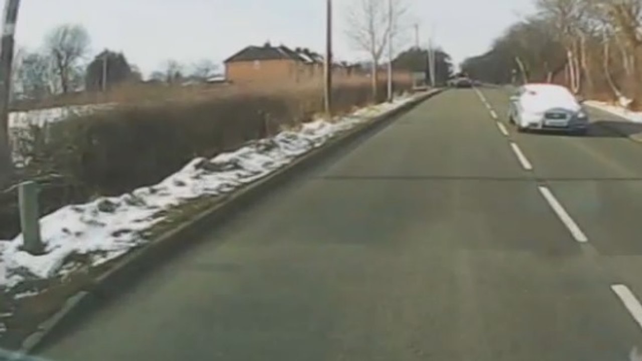 Ce conducteur roule avec le pare-brise rempli de neige !