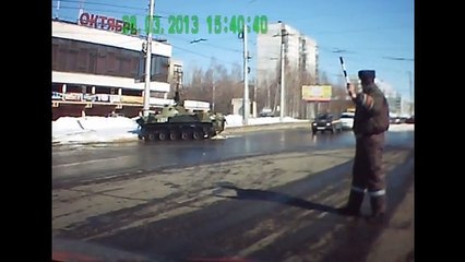 En état d'ivresse, un militaire russe tente désespérément de conduire un tank