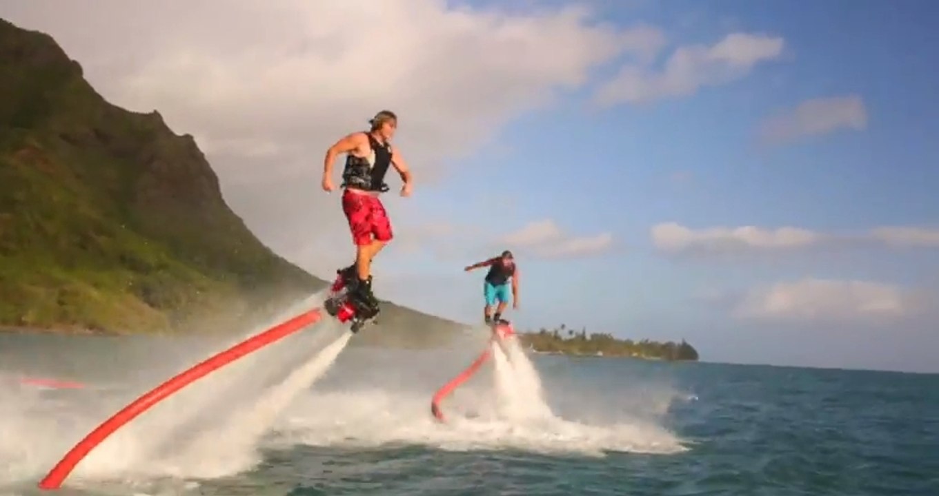 Ils font des sauts extraordinaires grâce à un jetpack aquatique !