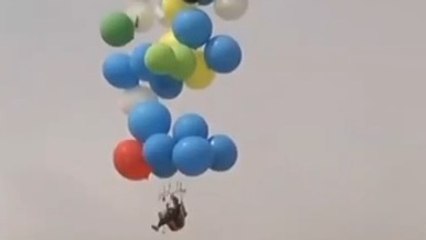 Matt Silver-Vallance parcourt 12 km dans les airs avec 160 ballons de baudruche