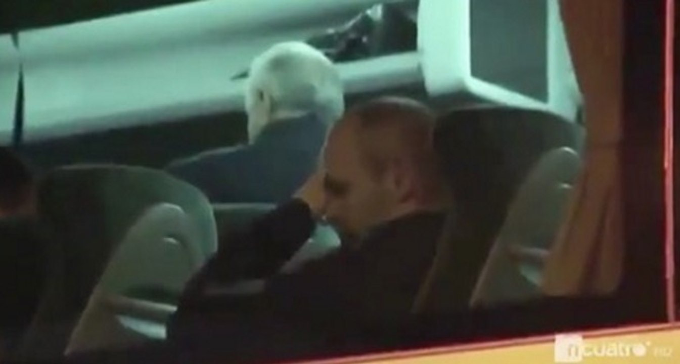 Andrés Iniesta en larmes dans le bus du FC Barcelone après la défaite contre l'Atlético Madrid