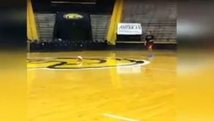 Basket : Cette pom-pom girl marque un panier impressionnant !