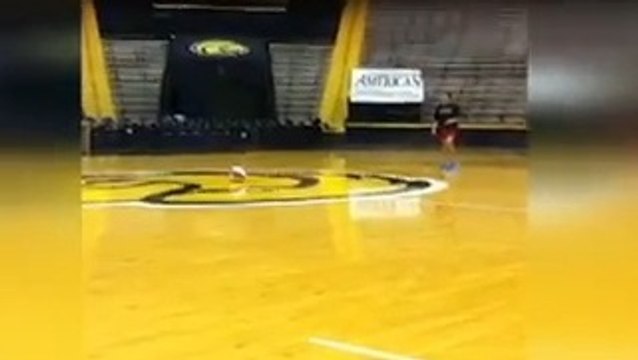 Basket : Cette pom-pom girl marque un panier impressionnant !