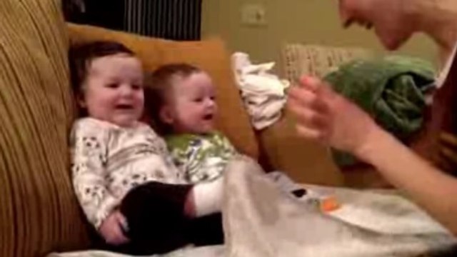 Ces jumeaux sont hilares face aux grimaces de leur mère