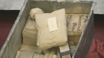 Une capsule temporelle déterrée et ouverte 100 ans après en Oklahoma