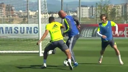 Zinédine Zidane aussi fort que ses joueurs à l'entraînement du Real Madrid